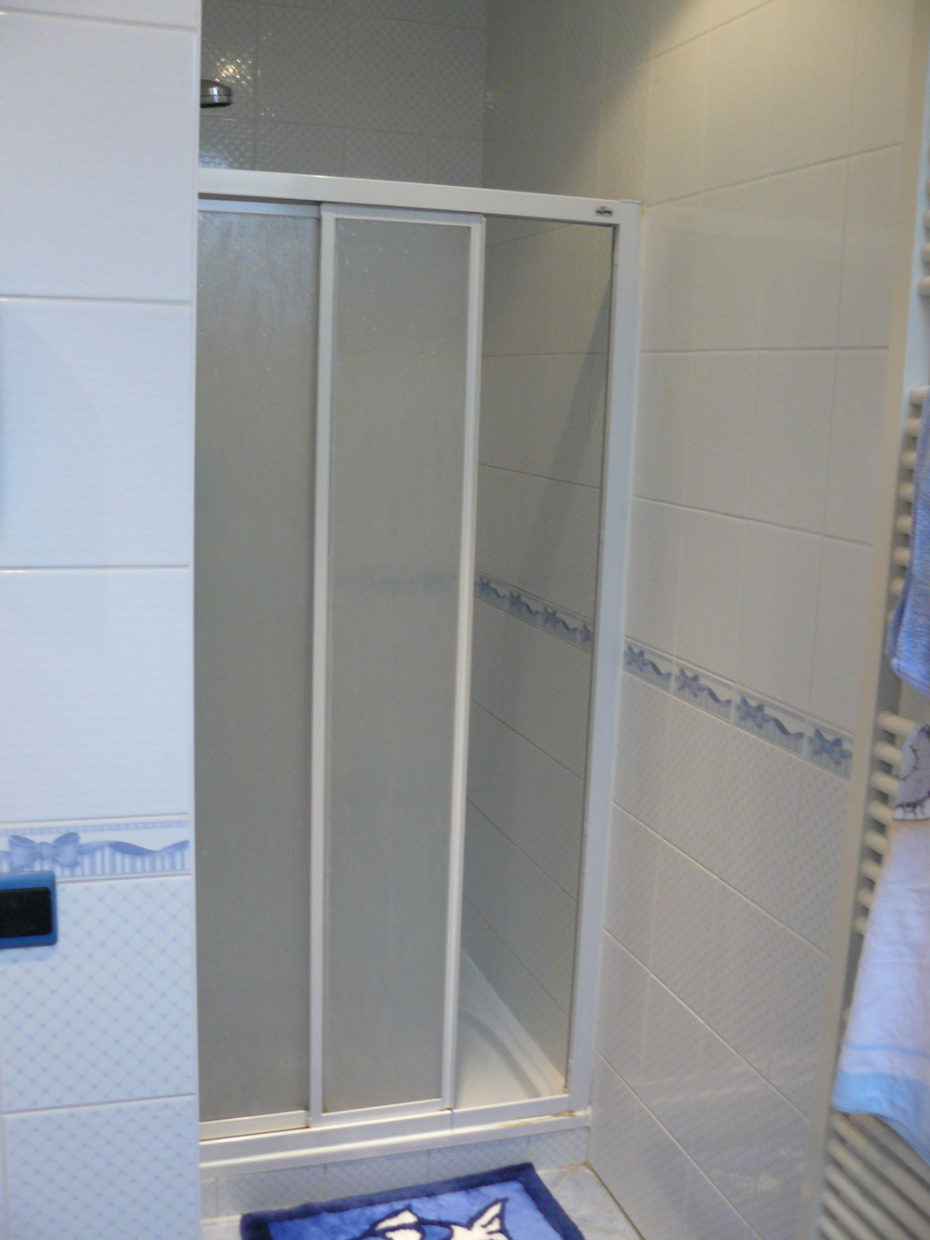 Rénovation complète de deux salles de bain à Braine-l'Alleud, meubles sur-mesures, douche à l'italienne, Dacryl - Architecture d'intérieur Odyssée Studio