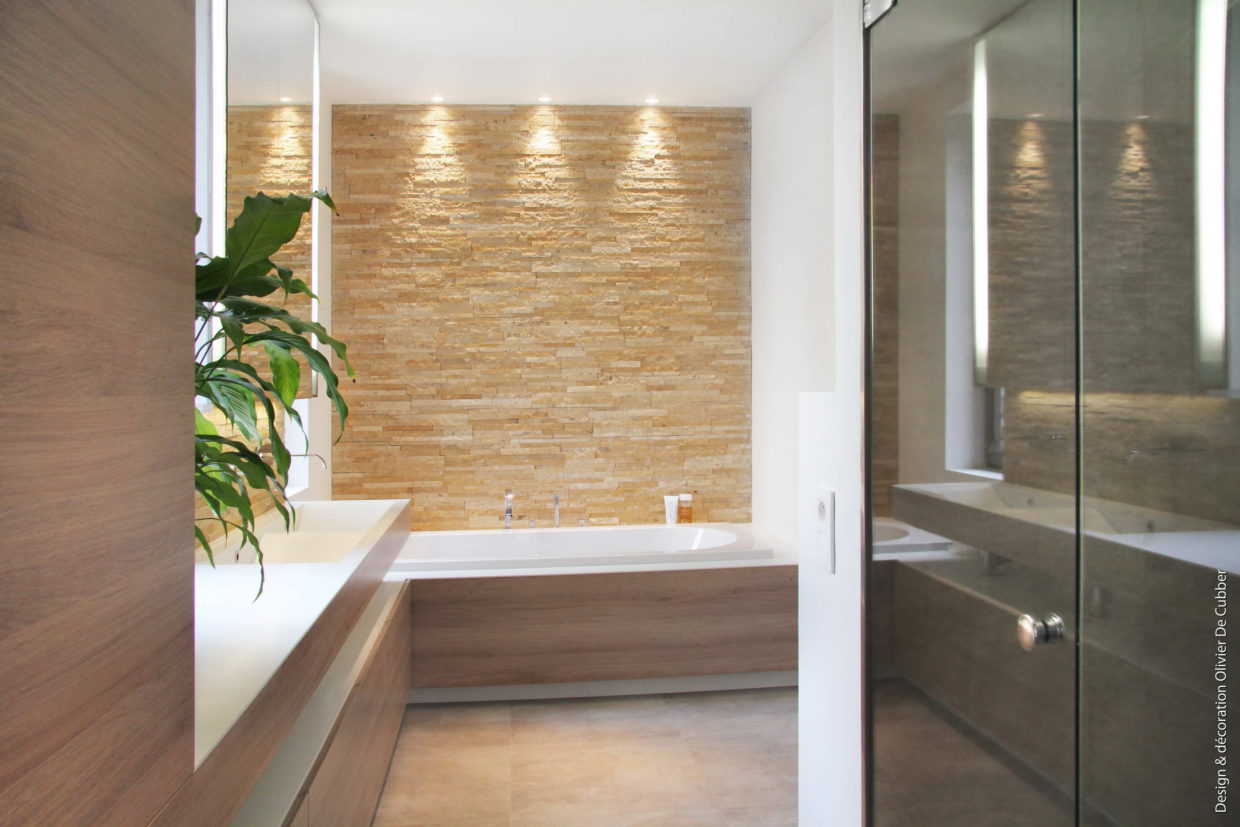 Rénovation complète d'une double salle de bain à Uccle. Conception meubles sur-mesure, vasque en corian et douche à l'italienne - Architecture d'intérieur Odyssée Studio