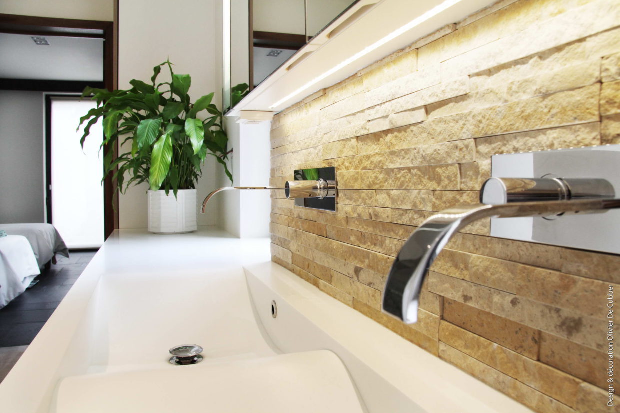 Rénovation complète d'une double salle de bain à Uccle. Conception meubles sur-mesure, vasque en corian et douche à l'italienne - Architecture d'intérieur Odyssée Studio